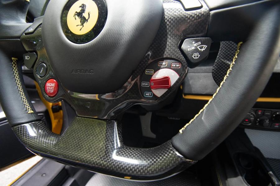 Детали интерьера Ferrari 488 Pista 2019 года  (фото 31 из 53)